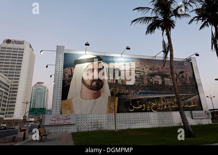 Grande affiche avec un portrait de Mohammed bin Rashid Al Maktoum, souverain de Dubaï, Emirats Arabes Unis, au Moyen-Orient, en Asie Banque D'Images