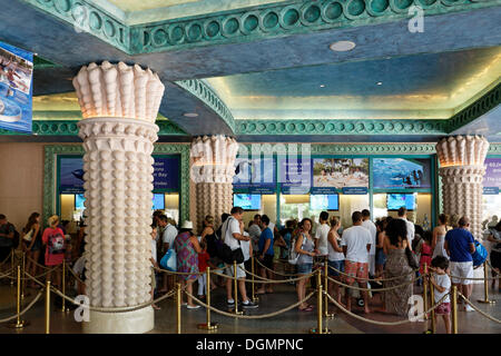 Portique monumental avec une file d'attente dans l'Aquaventure, le parc à thème de l'Hôtel Atlantis, The Palm Jumeirah, Dubaï Banque D'Images