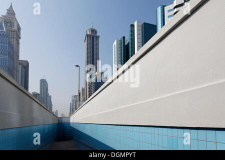 Passage inférieur pour piétons désertes, Sheikh Zayed Road, Dubaï, Emirats Arabes Unis, au Moyen-Orient, en Asie Banque D'Images