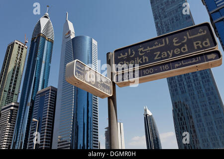 Pour plaque de rue Sheikh Zayed Road en face de gratte-ciel, Centre Financier International de Dubaï, DIFC, Dubaï Banque D'Images