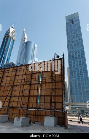 Site de construction d'une cloison en bois en face de la skyline, Sheikh Zayed Road, Dubai International Financial Centre, DIFC Banque D'Images