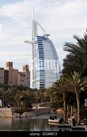 Vue sur le Burj Al Arab de Madinat Jumeirah, ville artificielle dans le style de l'ancienne Arabie, Dubai, Émirats Arabes Unis Banque D'Images