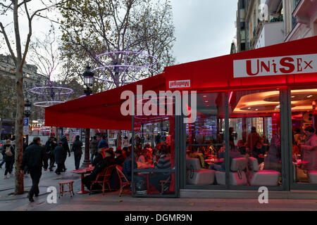 Café avec terrasse sur l'Avenue des Champs Elysées street dans la soirée, 8ème arrondissement, Paris, Ile-de-France, France Banque D'Images