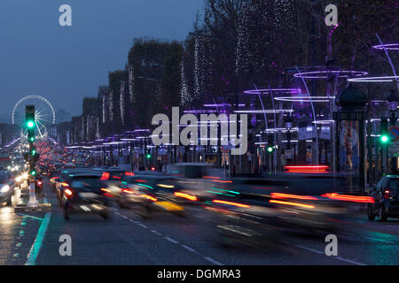 Avenue des Champs-Élysées, tout en légèreté des voitures, les lumières de Noël, le soir de l'humeur, Paris, Ile-de-France, France Banque D'Images