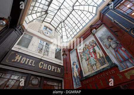 L'hôtel Chopin, 1846 ans, et la fresque du musée Grévin, la galerie marchande historique, le passage Jouffroy, les Grands Boulevards Banque D'Images