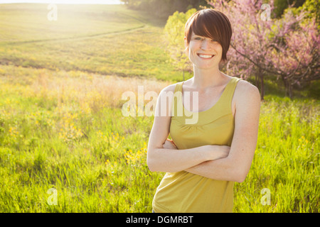 Jeune femme dans les champs au printemps. Banque D'Images