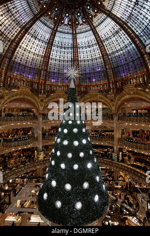 Arbre de Noël Swarovski dans le Grand Hall de l'Galeries Lafayette, grand magasin, 8ème arrondissement, Paris, Ile-de-France Banque D'Images