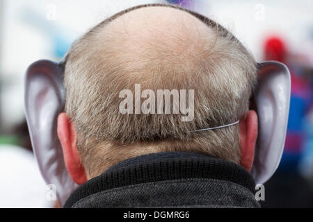 Un homme âgé portant un masque de carnaval avec les grandes oreilles, vue arrière, Düsseldorf, Rhénanie du Nord-Westphalie, Allemagne, Banque D'Images