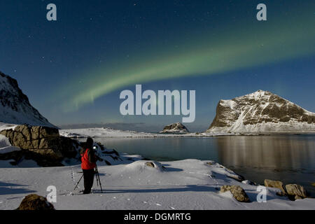 Photographe à prendre des photos d'Aurores boréales), dans la baie d'Vikbukta, Vestvagoya, Lofoten, Norvège, Europe Banque D'Images