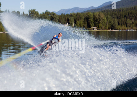 USA, Montana, Whitefish, Whitefish Lake, l'Homme le ski nautique Banque D'Images