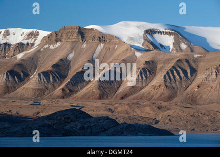 Les ombres du soir montrent la structure fine de l'érosion dans Cadellfjellet dans Billefjord, Spitsbergen, Svalbard, Norvège Banque D'Images