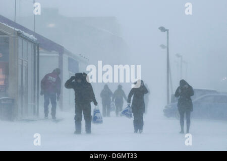 Les passants dans une tempête de neige dans le centre du village de Longyearbyen, Spitsbergen, Svalbard, Norvège, Europe Banque D'Images