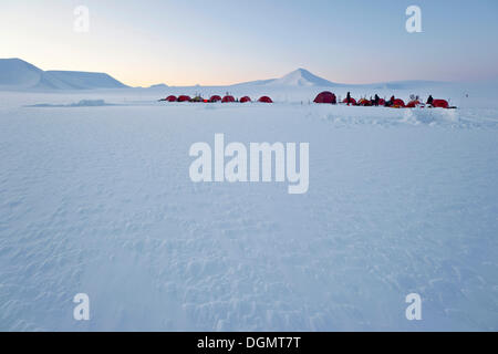 Camp de toile sur un glacier enneigé, Hayesbreen, Spitsbergen, Svalbard, Norvège, Europe Banque D'Images