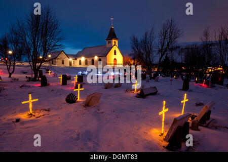 Pierres tombales lumineux sur le cimetière en Lágafellskirkja, typique de l'Église au temps de Noël personnalisés islandaise, Reykjavik Banque D'Images