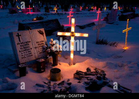 Pierres tombales lumineux sur le cimetière en Lágafellskirkja, typique de l'Église au temps de Noël personnalisés islandaise, Reykjavik Banque D'Images