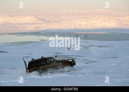 Super Jeep conduite à plein régime en place une forte pente enneigée, Hrauneyjar, Islande, Europe Banque D'Images