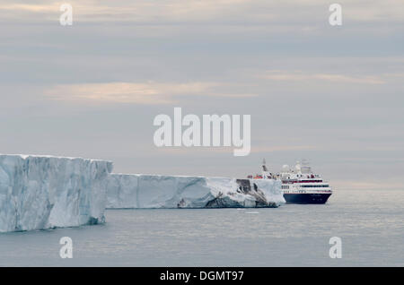 Expedition cruise ship, de l'argent à partir de l'Explorateur d'expéditions de Silversea passant le long de la face de l'Bråsvellbreen Glacier Banque D'Images