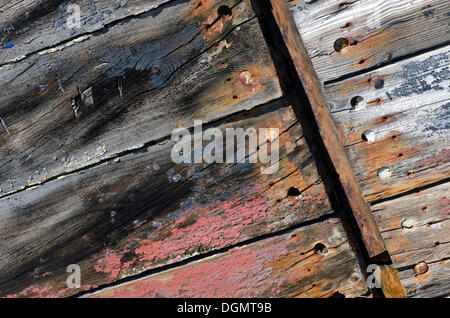 Résidus de peinture sur le bois érodé d'un vieux bateau en 1918, le Skansen, Billefjorden, Isfjorden, Spitsbergen, Svalbard, Norvège, Europe Banque D'Images