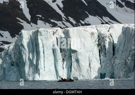 Bateau gonflable Zodiac lors d'une expédition croisière en face de Samarinbreen Samarinvågen, Glacier, Hornsund, Spitsbergen Island Banque D'Images