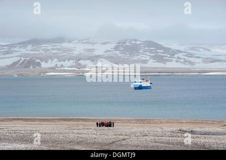 Les passagers de l'expédition en bateau de croisière, MS Quest, randonnées à travers le désert de glace de l'Arctique, Terre Zorgdragerfjorden, Prins Oscars Banque D'Images