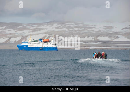 Les passagers de retour après avoir été à terre en zodiac bateaux gonflables à l'expédition en bateau de croisière, MS Quest, Zorgdragerfjorden Banque D'Images