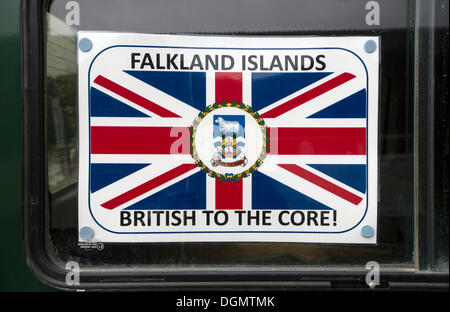 Panneau "Iles Falkland - British à l'core' avec des armoiries et du drapeau des Îles Falkland, affiché dans une voiture Banque D'Images