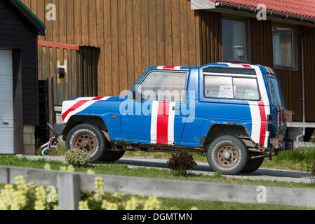 Voiture peinte avec l'Union Flag ou Union Jack, garée en face de maisons résidentielles comme un signe d'appartenance à l'United Kingdom Banque D'Images