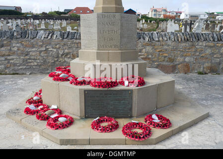 De gerbes au Monument aux soldats britanniques tombés lors de la guerre des Malouines, cimetière, Stanley Stanley, Ostfalkland Banque D'Images