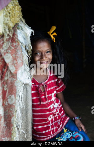 Happy smiling Girl standing basse caste indien à l'intérieur de sa bender / tente / logement. L'Andhra Pradesh, Inde. Banque D'Images