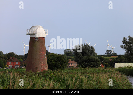 Un ancien moulin à Cromer à Norfolk aux éoliennes derrière. Banque D'Images