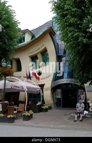 Le crooked house sur le Boulevard Monte Cassino dans la station baltique polonaise de Sopot. Banque D'Images