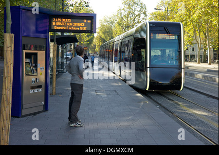 En attente d'un tram, Tours, Indre-et-Loire, France, Banque D'Images