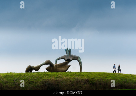 Fondation Henry Moore sculpture en bronze Grand Reclining Figure. Perry Green Much Hadham Hertfordshire Banque D'Images