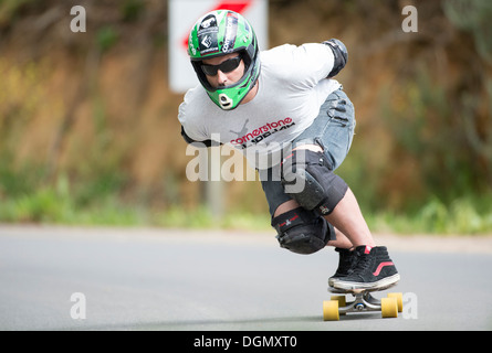 Homme longboard skateboard descente formation sur la voie publique Banque D'Images