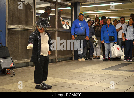 Alex, un peu personne Michael Jackson impersonator exécute devant une foule à la 74e Street Station de métro à Queens, New York Banque D'Images