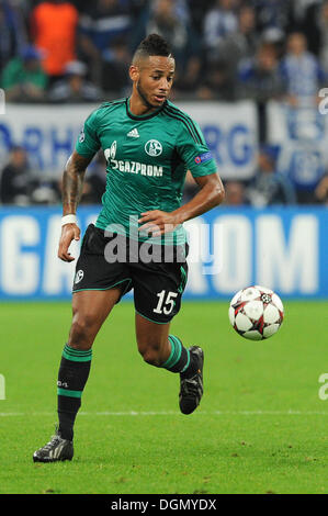 Gelsenkirchen, Allemagne. 22 octobre, 2013. Dennis Aogo Schalke passe le ballon au cours de la Ligue des Champions groupe e match de football entre le FC Schalke 04 et le FC Chelsea London au stade de Gelsenkirchen à Gelsenkirchen, Allemagne, 22 octobre 2013. Photo : Frederic Scheidemann/dpa/Alamy Live News Banque D'Images