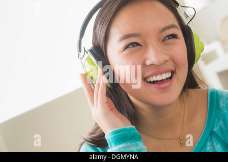 Girl (16-17) wearing headphones listening to music Banque D'Images