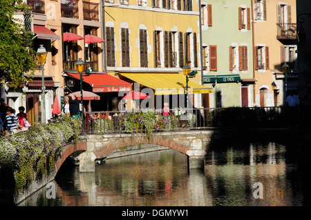 Bâtiments sur la rivière Thiou waterfront à Annecy, France Banque D'Images