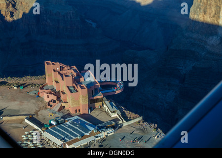 Une passerelle sur la rive ouest du Grand Canyon prises de Cessna Grand Caravan 208 Performance, Banque D'Images