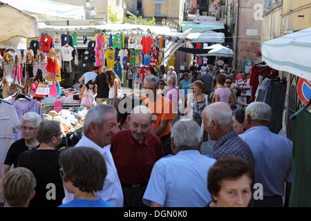 Acquapendente, Italie, les gens à un marché Banque D'Images