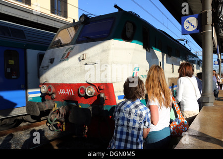 Orvieto, Italie, train Trenitalia tire dans la station Banque D'Images