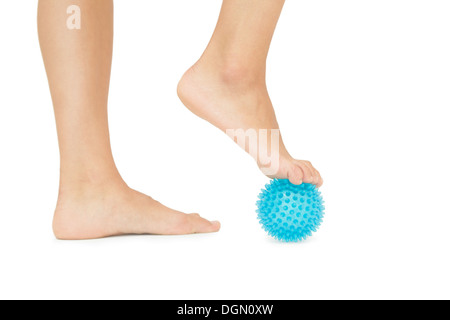 Close up of female pieds touchant Balle de massage bleu Banque D'Images