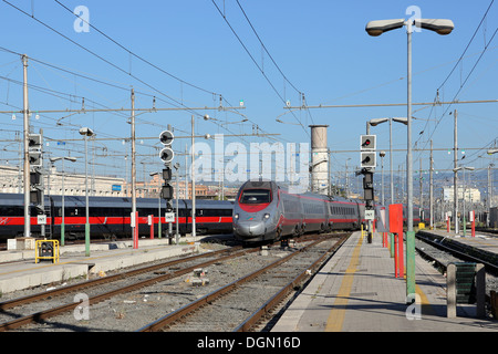 Rome, Italie, train Trenitalia tire dans Rome Gare Termini Banque D'Images