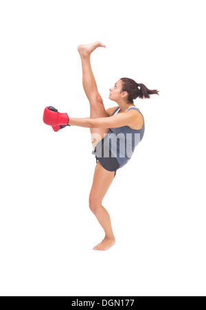 Jolie sporty brunette kick boxing Banque D'Images