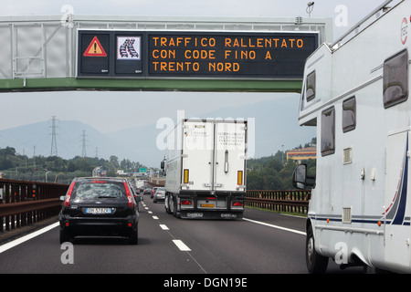 Trento, Italie, Signalbruecke avec confiture d'alerte sur l'A 22 Banque D'Images