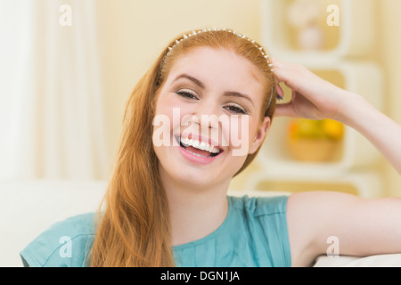 Rire redhead sitting on the couch Banque D'Images