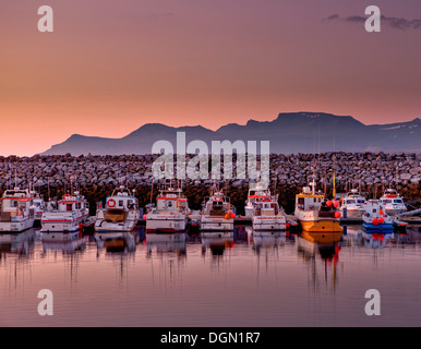 Bateaux dans le port avec le soleil de minuit, Olafsvik, Péninsule de Snæfellsnes, l'Islande Banque D'Images