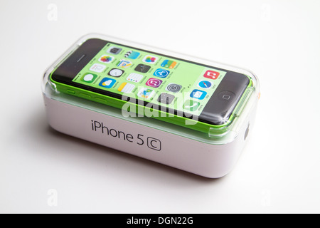 Un iphone 5C encore dans son emballage Banque D'Images