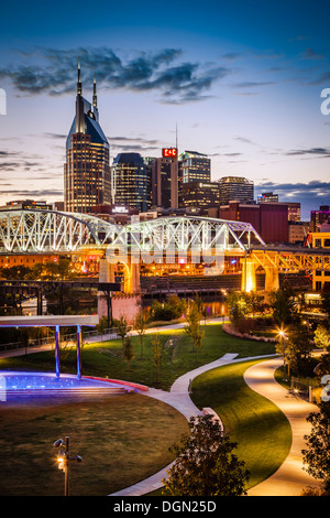 Crépuscule sur Cumberland Park et le centre-ville de Nashville, Tennessee, États-Unis Banque D'Images