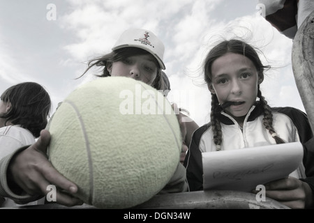 Les jeunes amateurs de tennis vous attendent pour les joueurs de venir pour leur demander des autographes dans un tournoi local à Majorque, Espagne Banque D'Images